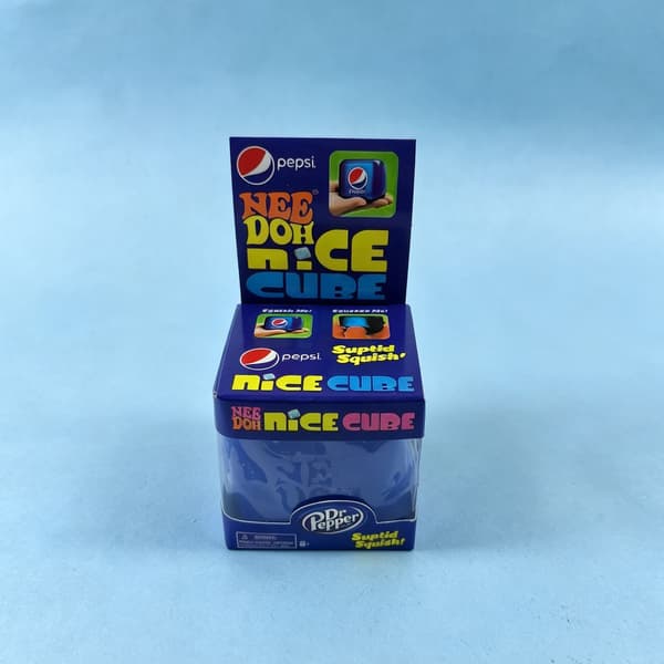 Needoh Nice Cube, en stressavlastande leksak gjord av maltos och studsigt godis. Coca-Cola cube box