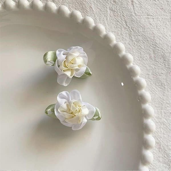 Hårpynt for jenter – Håndsydd blomster med grønne blader White