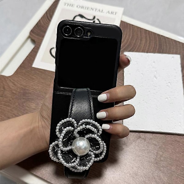 Telefonfodral med vävt mönster och pärlblommiga handledsrem för Samsung Galaxy Z Flip 6 Black