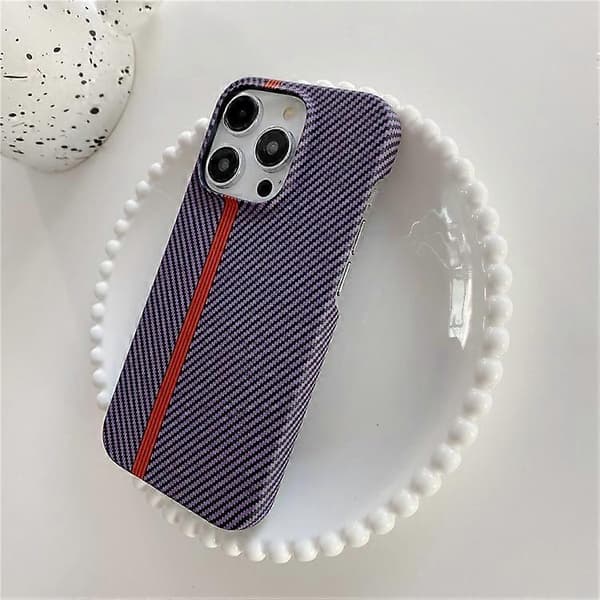 Kompatibel med iPhone 14 Pro Max telefondeksel karbonfibertekstur mikrofiberfôr + PC ufullstendig bakdeksel Purple