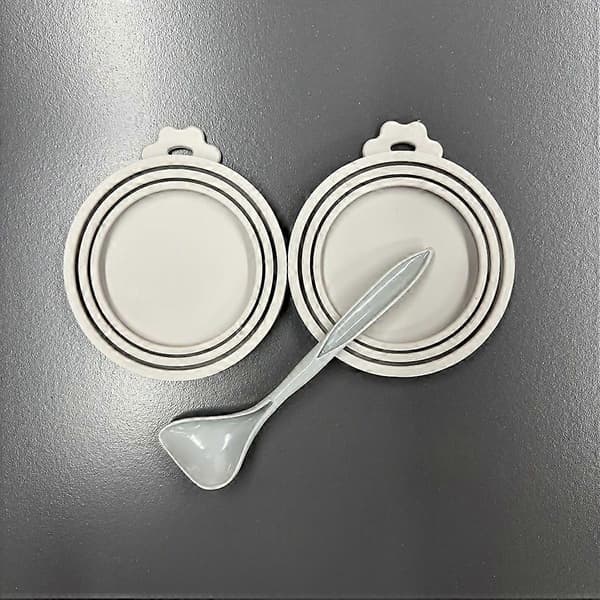 Låg til foderdåser og skesæt, universelle silikoneovertræk til standard hunde- og kattefoderdåser, tåler opvaskemaskine, 2 låg + 1 ske Gray 2 Lids 1 Spoon