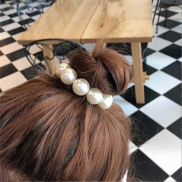 2 stk Faux Perle Perle Hestehaleholder med Elegant Dekor og Sikker Elastikk for Kvinner