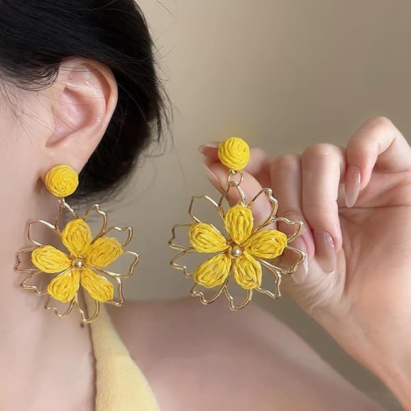 Raffia Blomsterøreringe til Kvinder Guldkantede Boho Vævede Rotting Statement Hængeøreringe til Sommerstrand