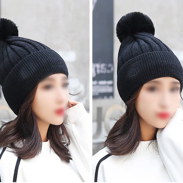 Kort, løs beanie med kunstig pels
