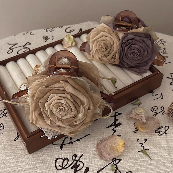Blomsterklokkeklemmer for kvinner Rose Flower Hair Clips for Hair Barrettes Estetisk Hawaiian Beach Hair Flower Dress Up Hair Accessories 2-pakning