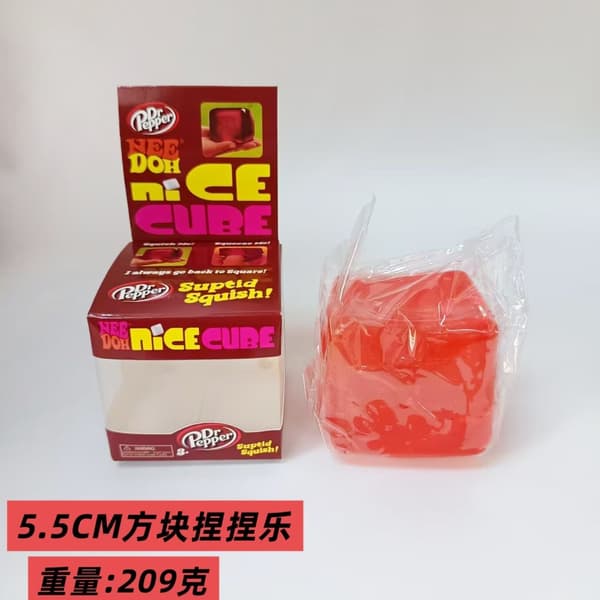 Needoh Nice Cube, et stresslindrende legetøj lavet af maltose og hoppende slik. Coca-Cola cube box