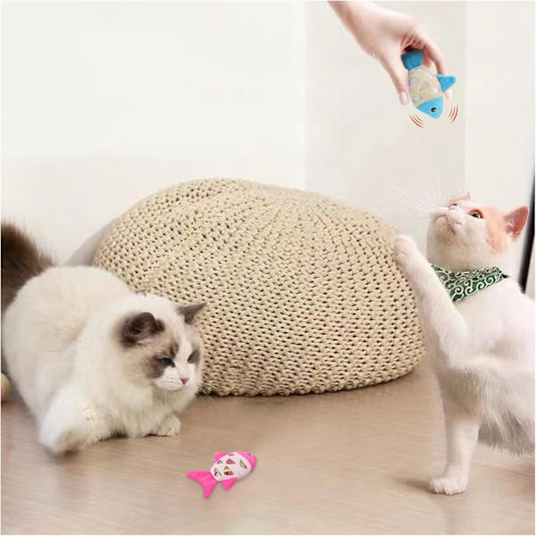2 st små kattfiskleksaker med prasslande glänsande ringpapper för att göra ljud för att fånga dina katters ögon och för dina katter att tugga och fånga interaktiva katt leksaker 2PCS