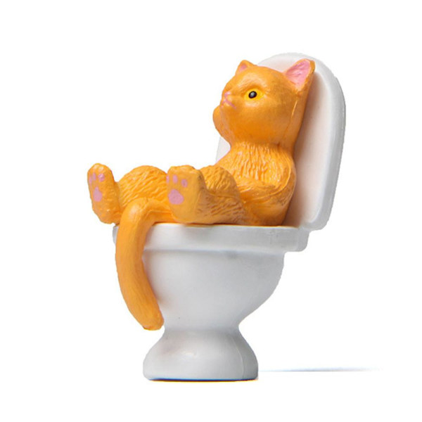 Söpö kissanpentu, joka istuu wc-koristeella PVC-patsashahmon työpöydän koristelu Yellow 1Pc