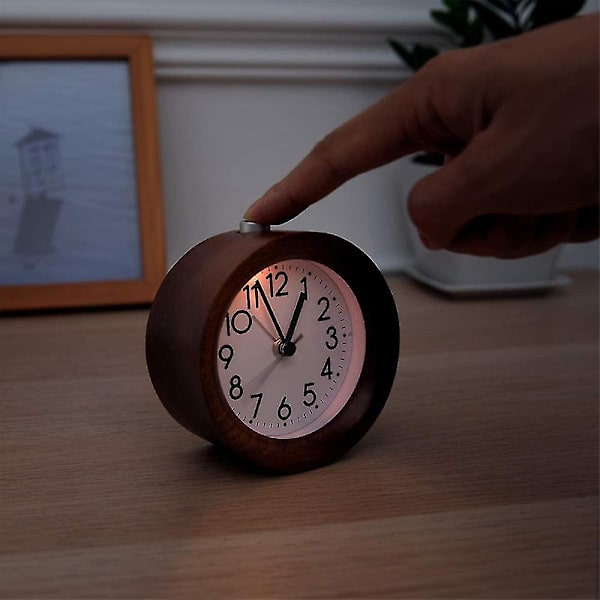 Analogt trævækkeur med snooze - Retro ur med alarmlys Brown