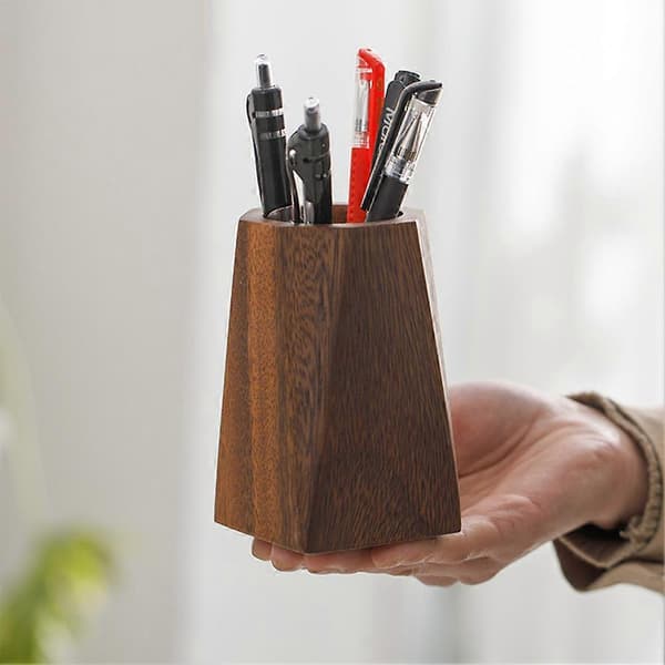 Pennholder i valnøtt – stilig skrivebordspynt for elegant studierom Diamond Pen Holder