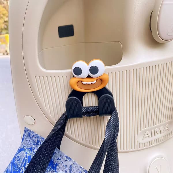 Space-saving hanging hook, portable storage accessory for daily commuting and takeaway delivery vehicles