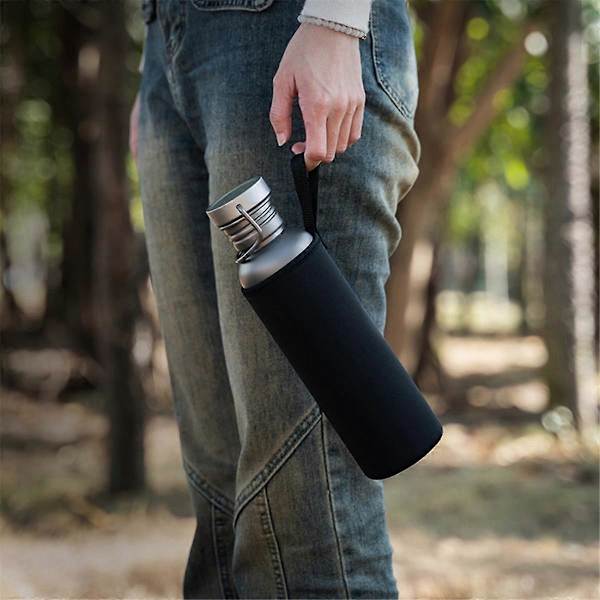750 ml titanvattenflaska för utomhuscamping, vandring, cykling och camping Titanium