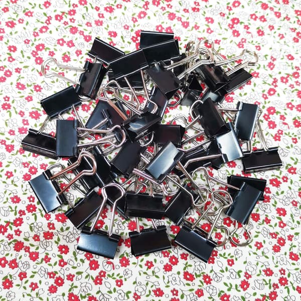 80 stk. Dobbeltclips 15 mm Sorte Dokumentclips