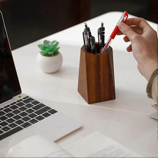 Pennholder i valnøtt – stilig skrivebordspynt for elegant studierom Square Pen Holder