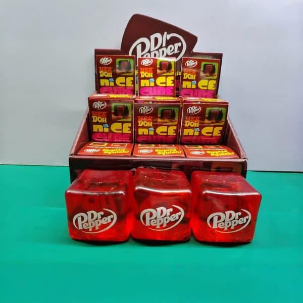 Needoh Nice Cube, et stresslindrende legetøj lavet af maltose og hoppende slik. Coca-Cola cube box