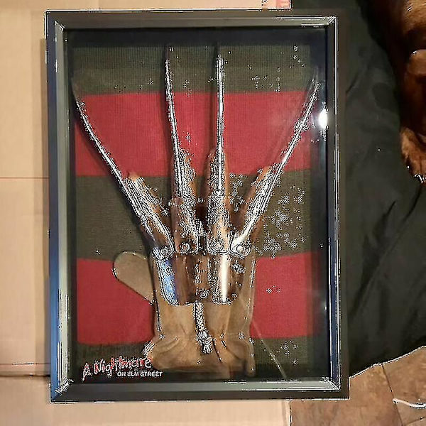 Nightmare Nostalgia: Freddy Krueger Handske og Trøje Display C Perfekte Party Props til et Mareridt