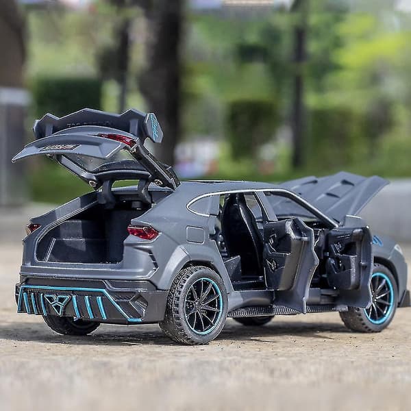 Urus-auto avattavilla ovilla ja musiikkitoiminnolla Gray