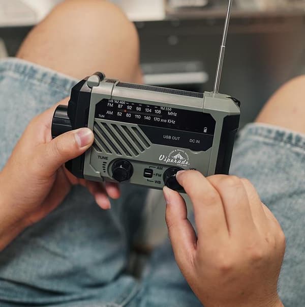 Radio til udendørs brug - håndsvinget, solcelledrevet, multifunktionel