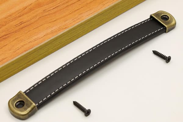 6-pack skåpsdrag (svart läder, 160 mm håldelning)