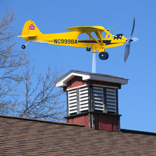 Trädgårdsdekorationer 3D Piper J3 Cub Vindspinnare Flygplan Metall Flygplan Väderflöjel Utomhus Tak Vindriktningsindikator Väderflöjel (FÅ DET) 32*28cm