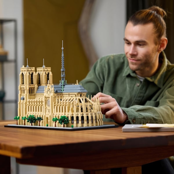 Oplev ikoniske Notre-Dame gennem historien med LEGO Architecture 21061