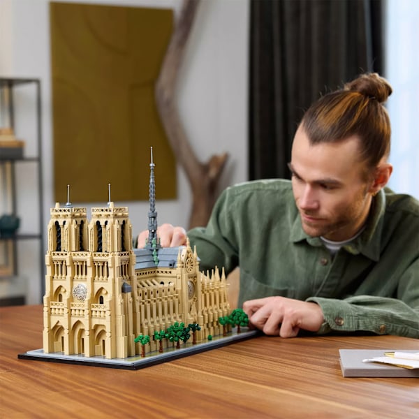 Byg Notre-Dame gennem tiderne - LEGO Architecture Paris Landmark 21061