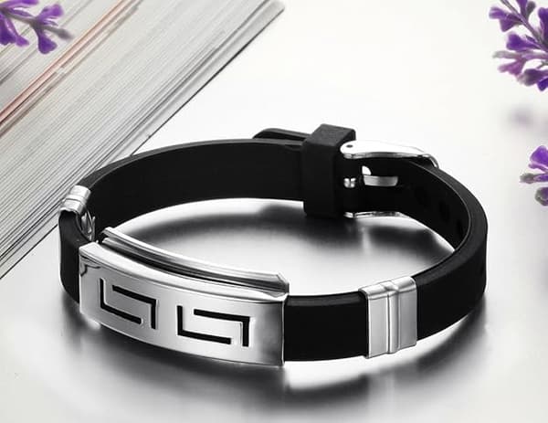 Justerbart herrearmbånd/bangle i rustfrit stål, labyrintform, sort og sølvfarvet.
