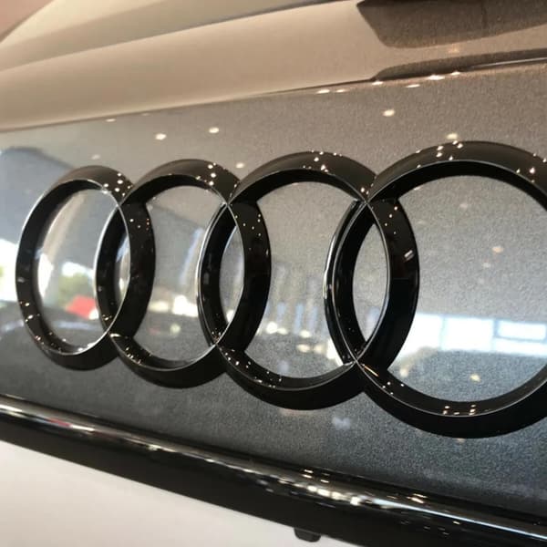 Blank svart bilmärkeslogotyp för Audi-emblem 192mm