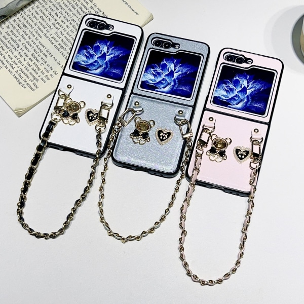 Söt tecknat case som är kompatibelt med Samsung Galaxy Z Flip 5 med rem, Pu- cover med metallbjörn och kärleksarmband Blue