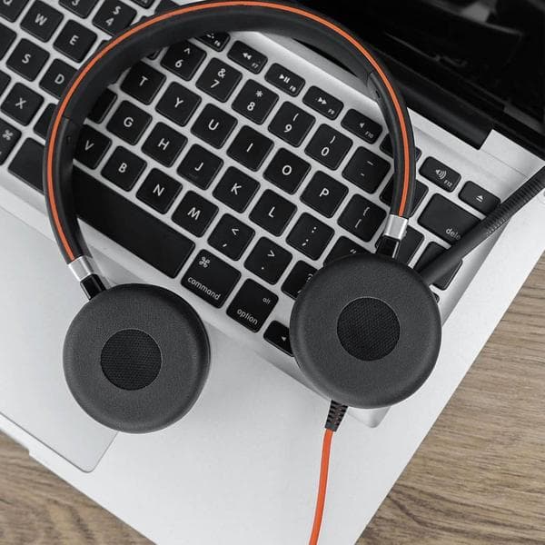 1 par engangs øreputer i skum for hodetelefoner, egnet for Jabra Evolve 20, 20se, 30, 30II, 40, 65 og 65+ headset.