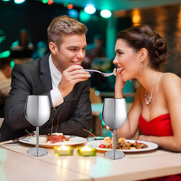 Viinilasi, 2 ruostumattomasta teräksestä valmistettua cocktail-lasia