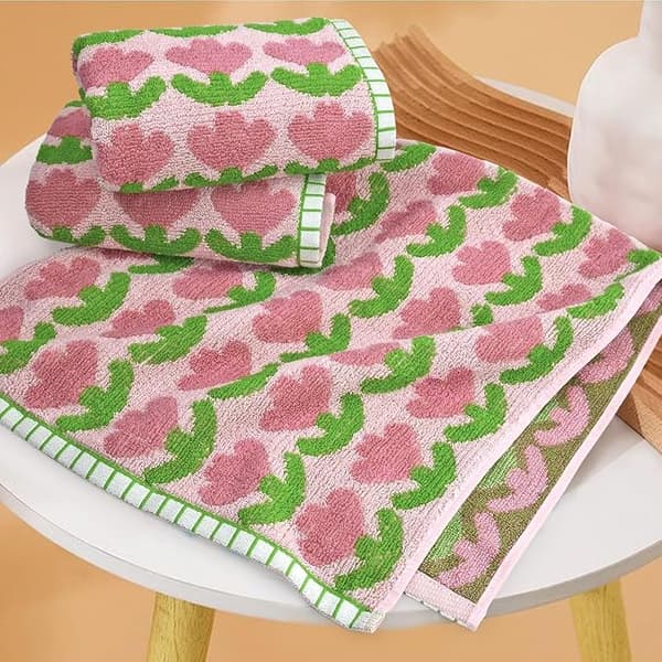 Set med 4 handdukar med rosa tulpanmönster