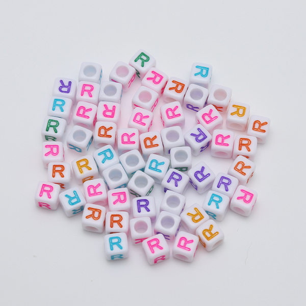 700 stk 18 farger akryl alfabet bokstav A-Z kube perler for smykkelaging barn DIY halskjede armbånd