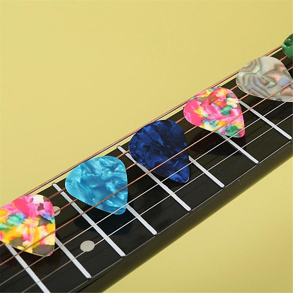 30 stk gitarplekter i celluloid - 0,46 mm, 0,71 mm, 0,96 mm - fargerik og behagelig følelse