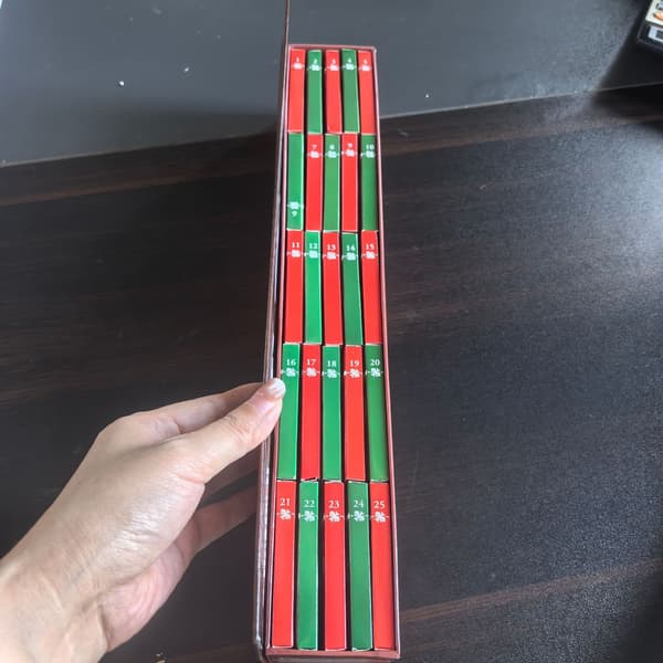 Minibogsornament Julekalender 2026 Julekalender med 24 bøger brun brown