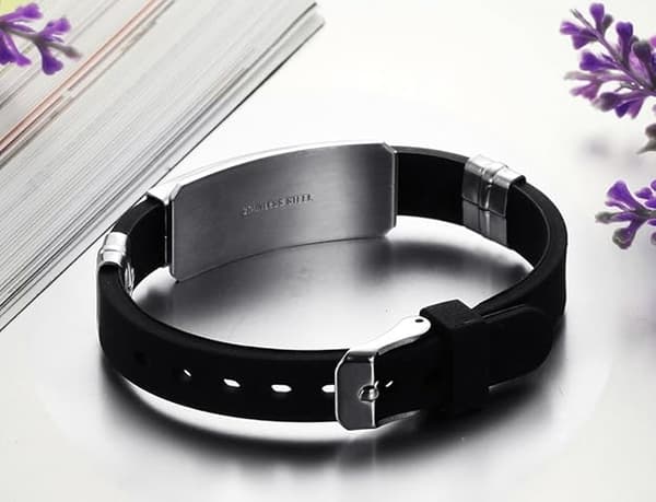Justerbart herrearmbånd/armring i rustfritt stål, labyrintform, svart og sølvfarget.