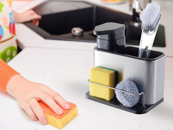Opvaskemiddeldispenser med svampeholder
