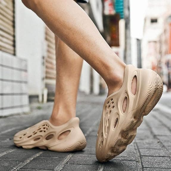 Uudet Beach Foam Runners sandaalit Unisex Beige size 38
