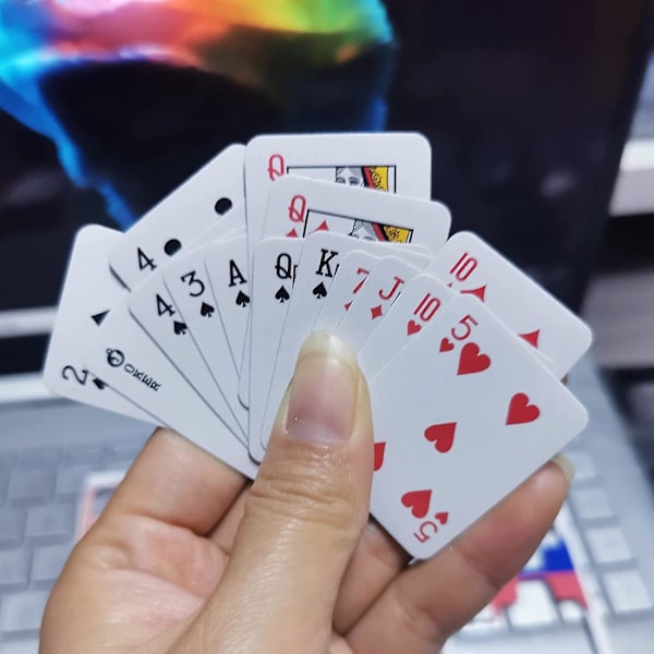 2 pakkaa minikokoisia pelikortteja, 3 eri kokoa minipokeria, kannettavat joustavat minipelipokerikortit matkoille, söpö miniatyyri nukkekodin sisustus