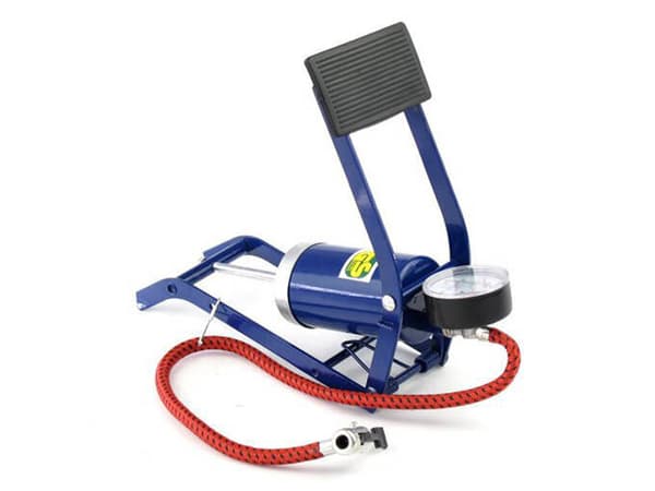 Fotmanövrerad bilpump