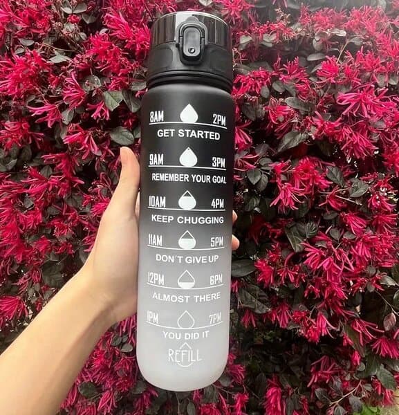 Juomapullo mittakupilla ja roskakorilla, 1000ml