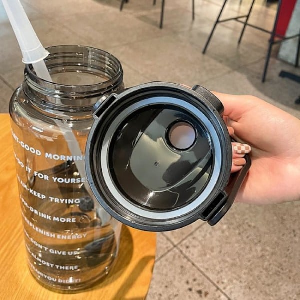 Vattenflaska med sugrör 2000ml Svart