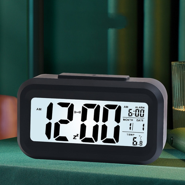 Svart digital väckarklocka med LED-display