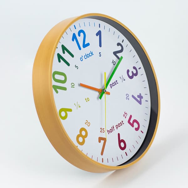 Färgglad väggklocka med träimitation, 30 cm