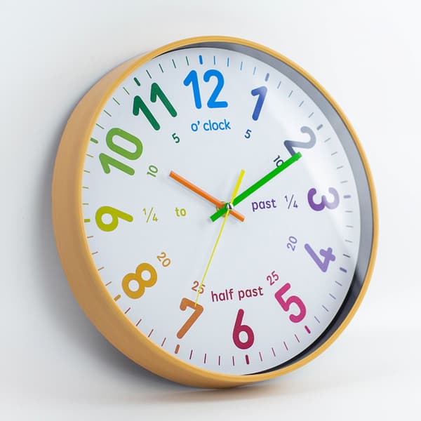 Färgglad väggklocka med träimitation, 30 cm
