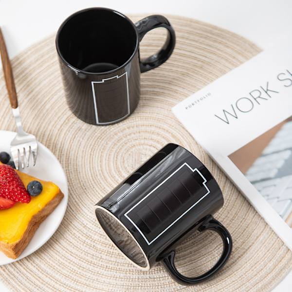 Färgförändrande känslig rolig mugg 11oz, Keramisk uppvärmd kaffemugg av nyhet Batteriladdningsdesignmugg, Coola muggar