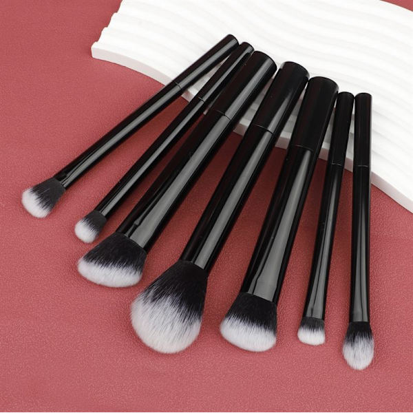 TECHNIQUE PRO CHIC MAKEUP BRUSH SET, 7 ST - SVART