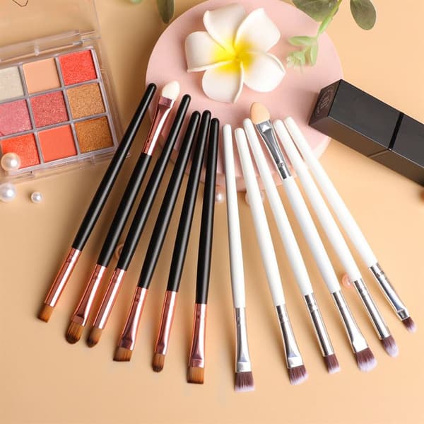 TECHNIQUE PRO INTENSE EYESHADOW MEIKKISIVELLINSARJA