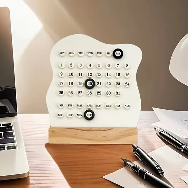 En elegant skrivebordskalender i tre med ukevisning. white
