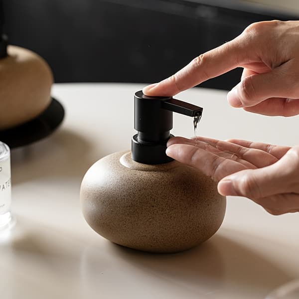 Lyxig Beige Keramisk Tvåldispenser Set - Eleganta Påfyllningsbara Handtvål- och Lotionflaskor brown